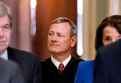 El presidente del Supremo, el juez John G. Roberts, juró como jefe de la cámara alta, en sustitución del vicepresidente Mike Pence. | EFE