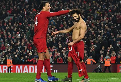 El Liverpool gana 2-0 al United y sentencia la Premier