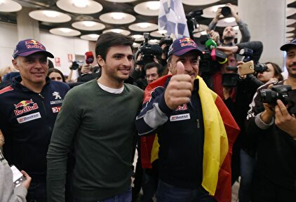 Carlos Sainz, junto a su hijo, a su llegada a Barajas | EFE
