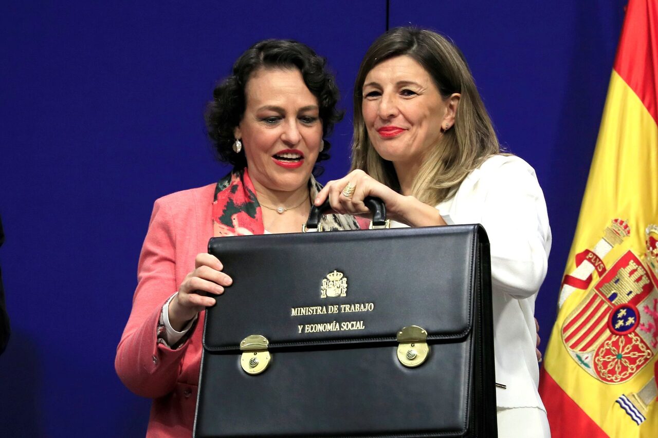 La exministra de Trabajo Magdalena Valerio junto a su sucesora en el cargo, Yolanda Díaz | EFE