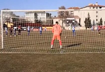 El penalti más loco de la historia: paradones, doble amarilla... ¡y milagro!