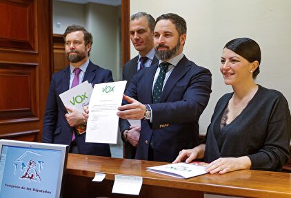 Los dirigentes de Vox registran la proposición en el Congreso | EFE