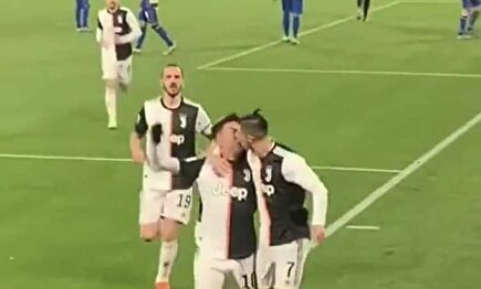 El beso en la boca entre Cristiano y Dybala que se hace viral