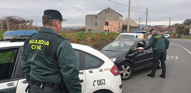 Una patrulla de la Guardia Civil realiza un control de tráfico | GUARDIA CIVIL