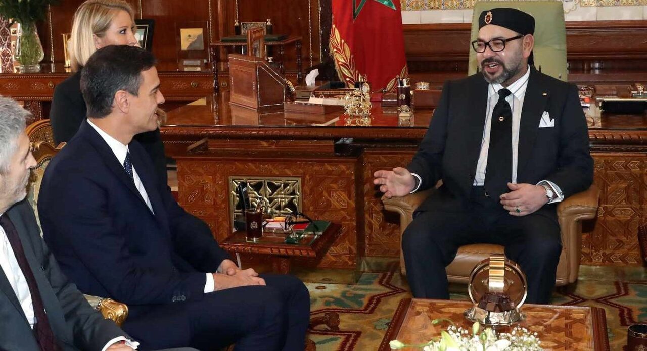 El Rey de Marruecos, junto a Pedro Sánchez y Fernando Grande Marlaska. | EFE
