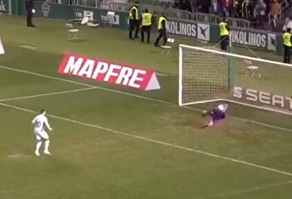 Herrerín, muy adelantado al parar el lanzamiento de Iván Sánchez en la tanda de penaltis. | Imagen TV