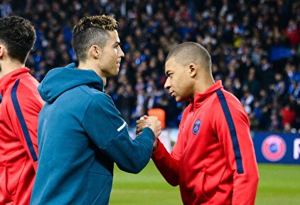 Mbappé saluda a Cristiano Ronaldo durante un partido de Champions entre el PSG y el Real Madrid. | Cordon Press