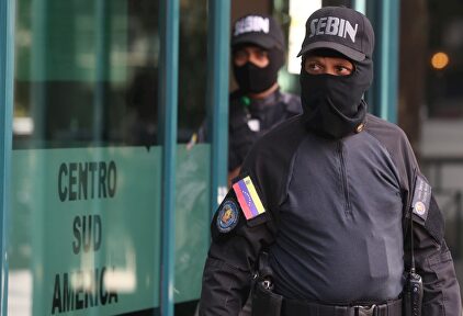 Agentes del Servicio Bolivariano de Inteligencia Nacional vigilan la oficina de Guaidó. | EFE