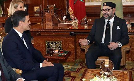 El Rey de Marruecos, junto a Pedro Sánchez y Fernando Grande Marlaska. | EFE