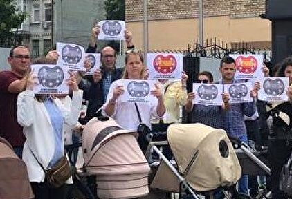 Padres de familia por gestación subrogada con sus bebés en Ucrania | Apingu
