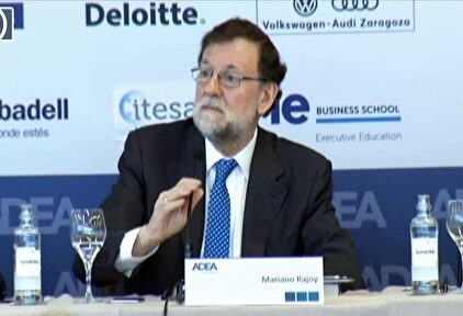 Rajoy bromea sobre su candidatura a la Federación de Fútbol: "He venido a hablar de mi libro"
