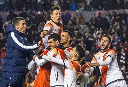 Los jugadores del Rayo Vallecano celebran la clasificación para octavos de final. | EFE