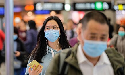 Ciudadanos con mascarilla en la estación West Kowloon Rail de Hong Kong | Europa Press