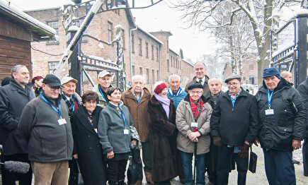 Supervivientes, a la entrada de Auschwitz. | C.Jordá