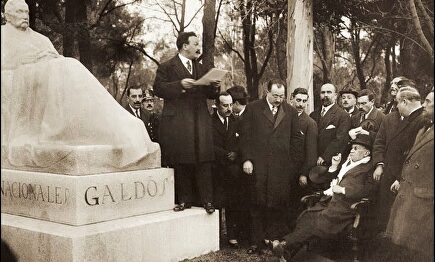 Benito Pérez Galdós, durante el acto de presentación de su estatua, en el Retiro, en enero de 1919 | Archivo