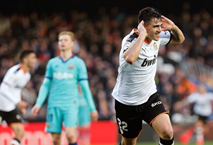 Maxi Gómez celebra su gol al Barcelona en Mestalla. | EFE