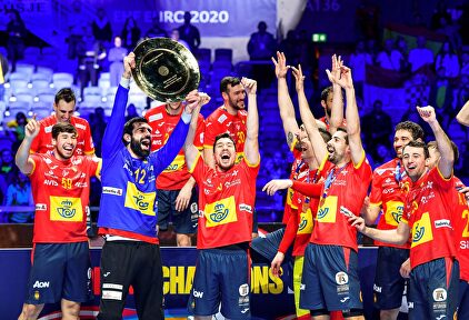Los jugadores españoles posan con el trofeo de campeones conquistado en Estocolmo. | EFE