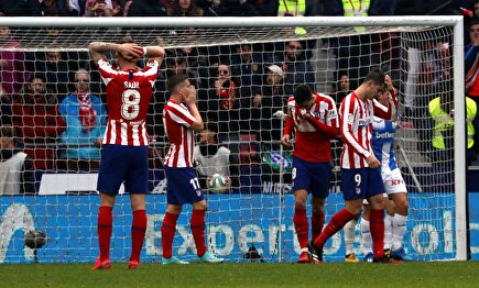 Los jugadores del Atlético de Madrid se lamentan tras una ocasión fallada. | EFE