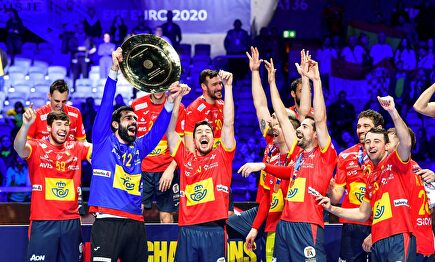 Los jugadores españoles posan con el trofeo de campeones conquistado en Estocolmo. | EFE