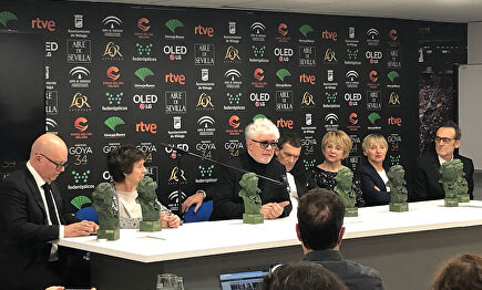 Almodóvar y parte de su equipo en la rueda de prensa tras la ceremonia | Sergio Pérez