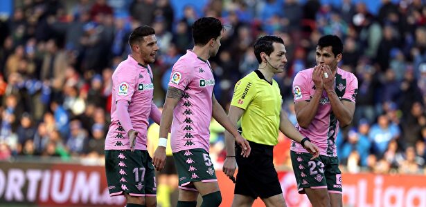 El Betis clama contra el VAR: "¿Pero es que existe?"