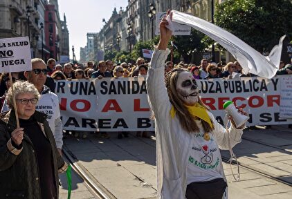 Manifestación de la "Marea blanca" este domingo en Sevilla | EFE