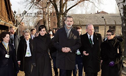 Los Reyes homenajean en Auschwitz a las víctimas del Holocausto