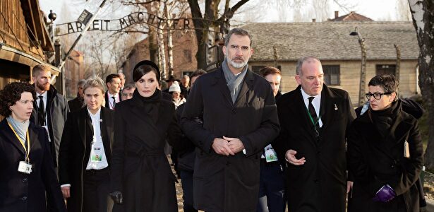 Los Reyes homenajean en Auschwitz a las víctimas del Holocausto