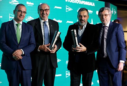 Los humoristas gráficos Gallego y Rey, premiados en la gala de la Asociación de la Prensa Deportiva de Madrid. | EFE