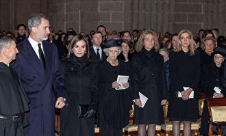 Los Reyes, la reina Beatriz de Holanda, las infantas Elena y Cristina y Margarita de Bulgaria | Cordon Press