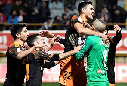 Los jugadores del Valencia se abrazan con Jaume Domenech para celebrar el pase a cuartos. | EFE