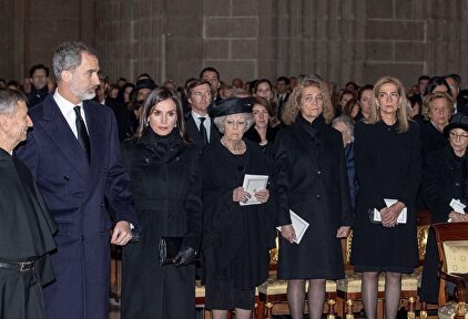 Los Reyes, la reina Beatriz de Holanda, las infantas Elena y Cristina y Margarita de Bulgaria | Cordon Press