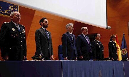 Marlaska y el secretario de Estado en el 196 aniversario de la Policía. | EFE