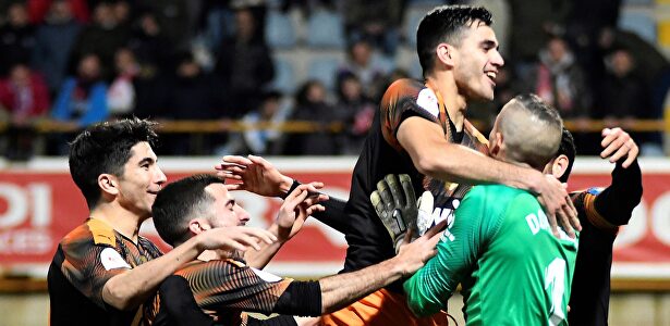 Los jugadores del Valencia se abrazan con Jaume Domenech para celebrar el pase a cuartos. | EFE