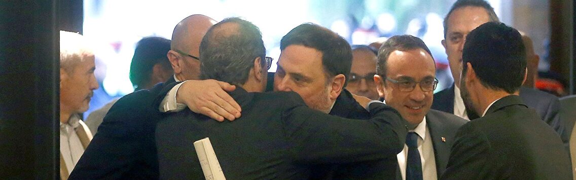 Torra y Junqueras se abrazan en el Parlamento catalán | EFE