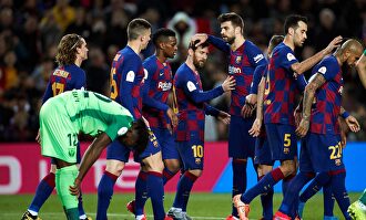 Los jugadores del Barcelona celebran el primero de los dos goles de Messi. | EFE