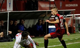 Lance del Mirandés-Sevilla en Anduva. | EFE