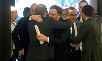 Abrazo de Junqueras y Torra. | EFE