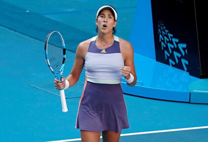 Garbiñe Muguruza celebra su victoria ante Simona Halep. | EFE