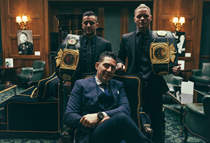Antonio Ricobaldi (c), CEO de la promotora UGC, junto a los luchadores David Lahm (i) y Sergio Cabezas. | David Alonso Rincón