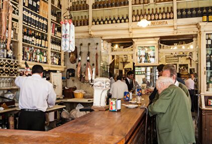 La hostelería también está afectada por el SMI (Bar El Rinconcillo, Sevilla) | Alamy