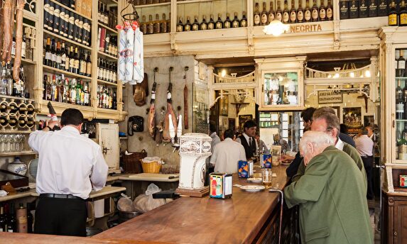 La hostelería también está afectada por el SMI (Bar El Rinconcillo, Sevilla) | Alamy