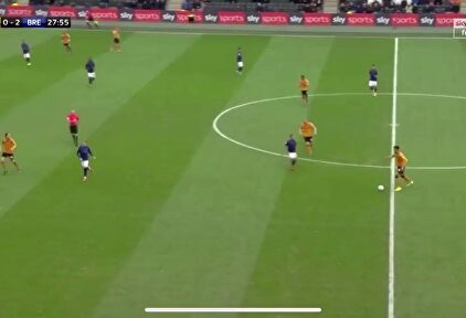 El tremendo fallo de un portero español que asombra al fútbol inglés