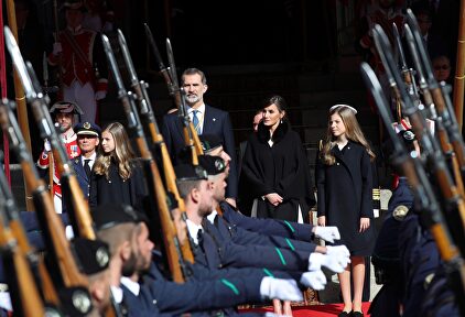 Los Reyes y sus hijas participan en la apertura de las Cortes