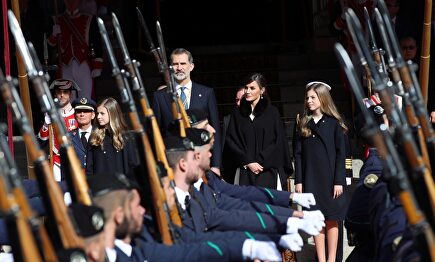 Los Reyes y las infantas, a las puertas del Congreso. | EFE