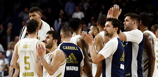Los jugadores del Real Madrid celebran la victoria ante el Baskonia en el Wizink Center. | EFE