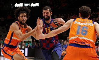 Mirotic (c), en acción ante Valencia Basket. | EFE