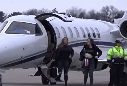 La candidata demócrata Warren pillada en un jet privado mientras alerta de la catástrofe climática