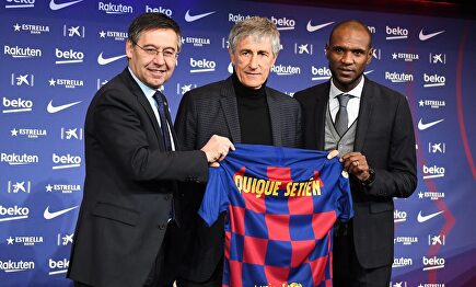 Josep María Bartomeu y Eric Abidal, durante la presentación de Quique Setién. | Cordon Press
