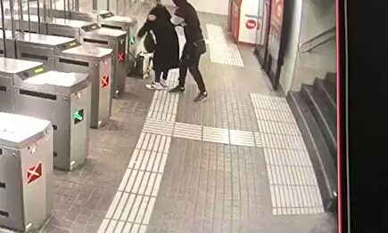 Salvaje paliza en el Metro de Barcelona: una mujer arrastrada por los suelos